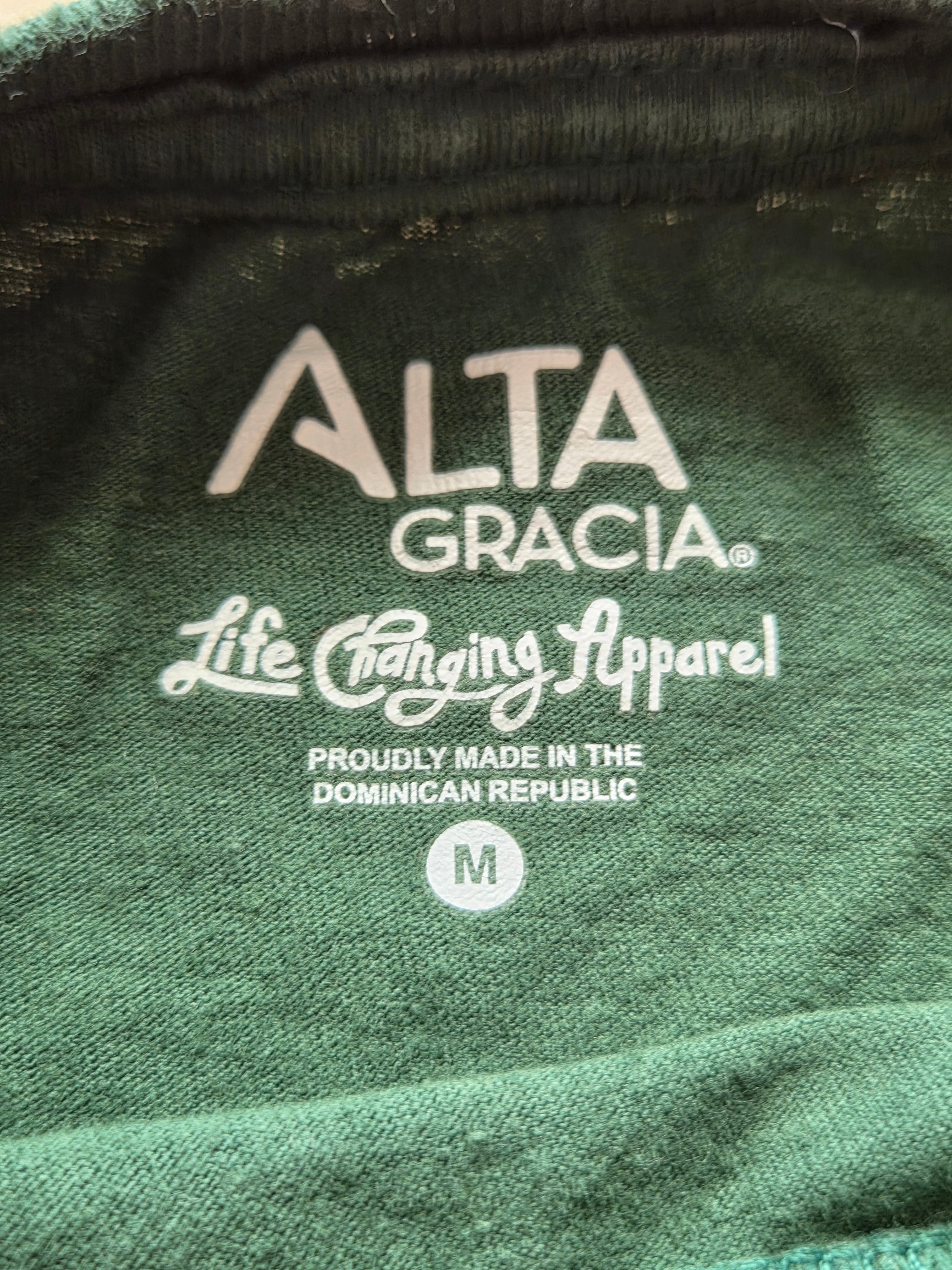 T-shirt Alta Gracia Vert Forêt — Life Changing Apparel 100% Coton — M — Made in Dominican Republic — Très bon état
