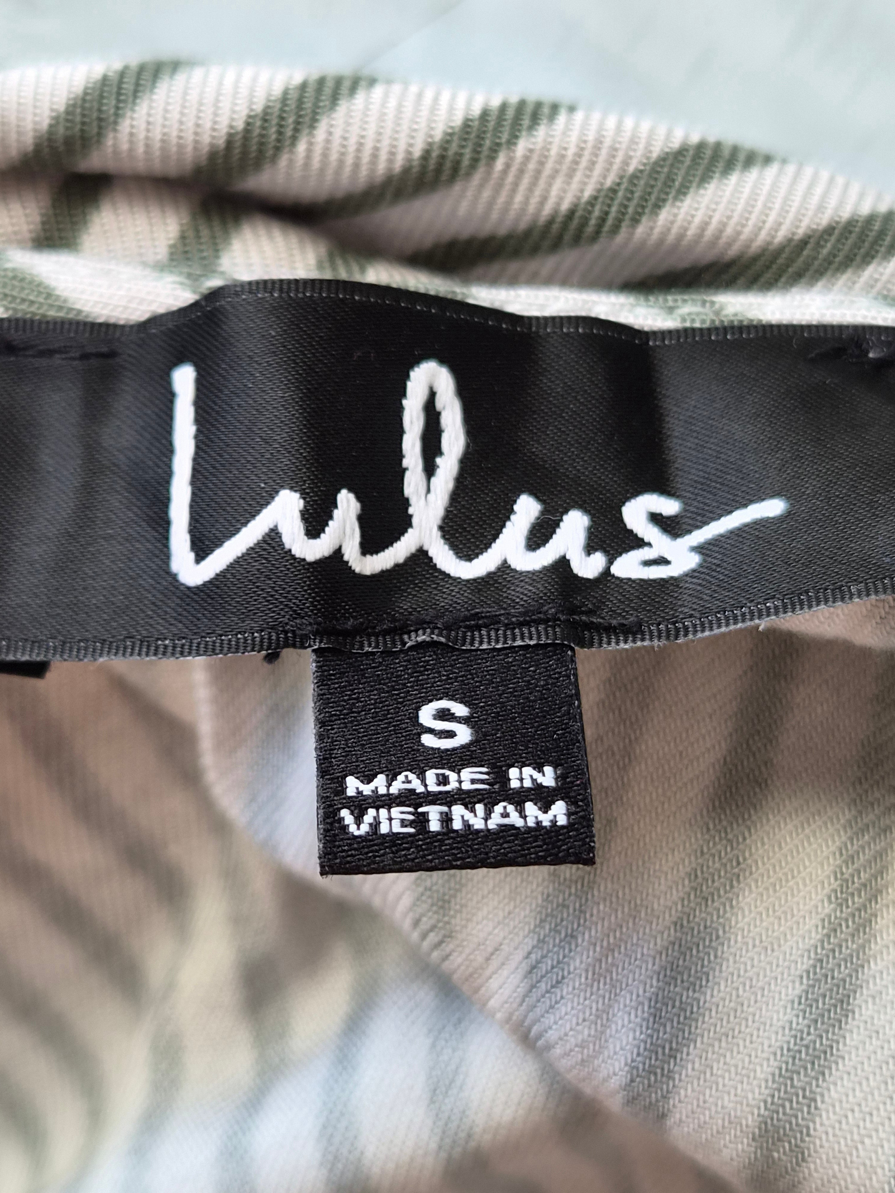 Robe Lulus Rayures Grises Crème — Col V Cache-Cœur Manches Nouées Ceinture Boutons — S (XS/S) — 100% Rayon — Très bon état