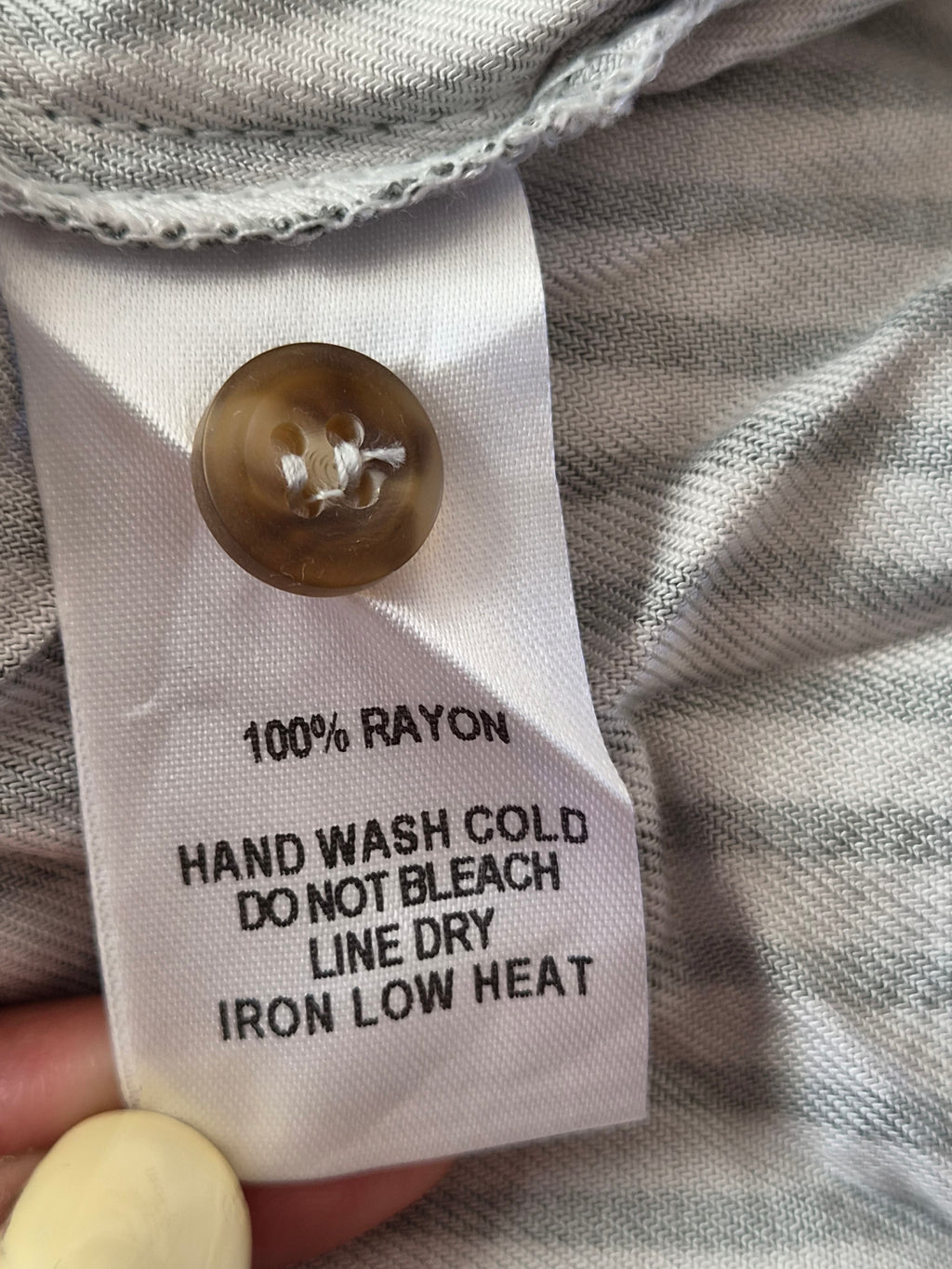 Robe Lulus Rayures Grises Crème — Col V Cache-Cœur Manches Nouées Ceinture Boutons — S (XS/S) — 100% Rayon — Très bon état