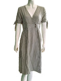 Robe Lulus Rayures Grises Crème — Col V Cache-Cœur Manches Nouées Ceinture Boutons — S (XS/S) — 100% Rayon — Très bon état