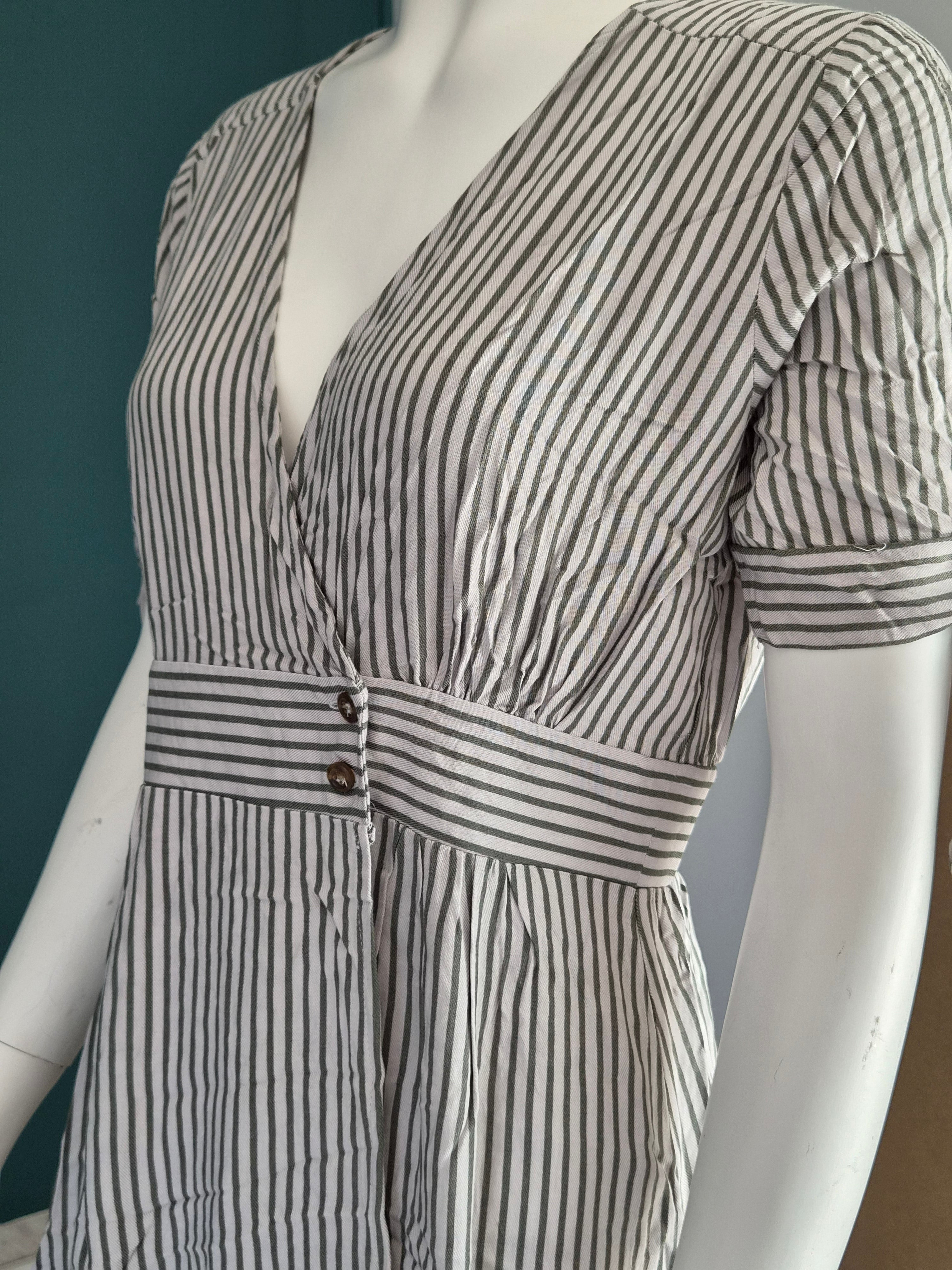 Robe Lulus Rayures Grises Crème — Col V Cache-Cœur Manches Nouées Ceinture Boutons — S (XS/S) — 100% Rayon — Très bon état
