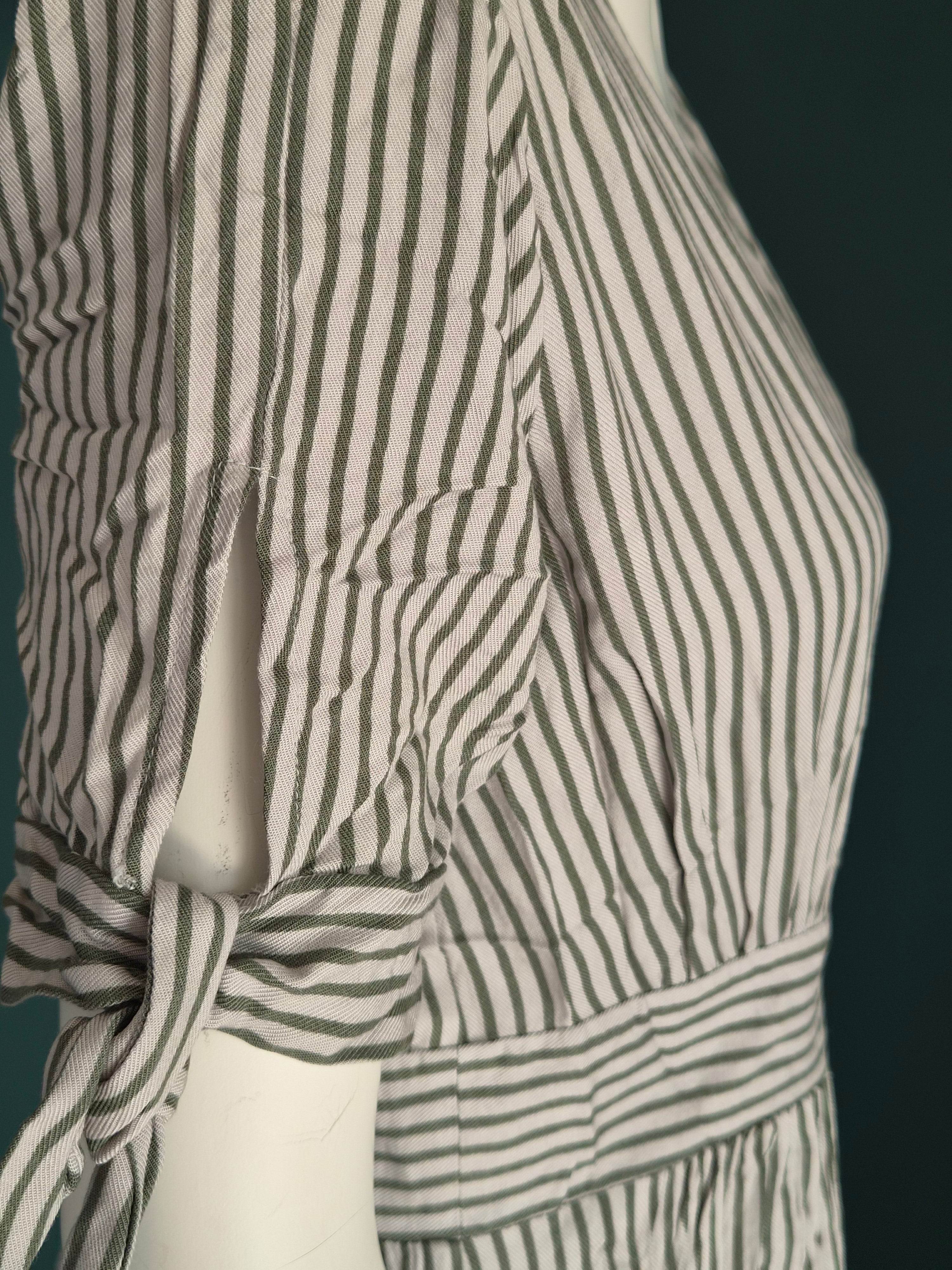 Robe Lulus Rayures Grises Crème — Col V Cache-Cœur Manches Nouées Ceinture Boutons — S (XS/S) — 100% Rayon — Très bon état