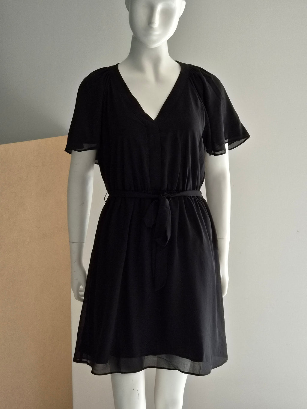 Robe H&M noire mousseline col V - vue de face sur mannequin