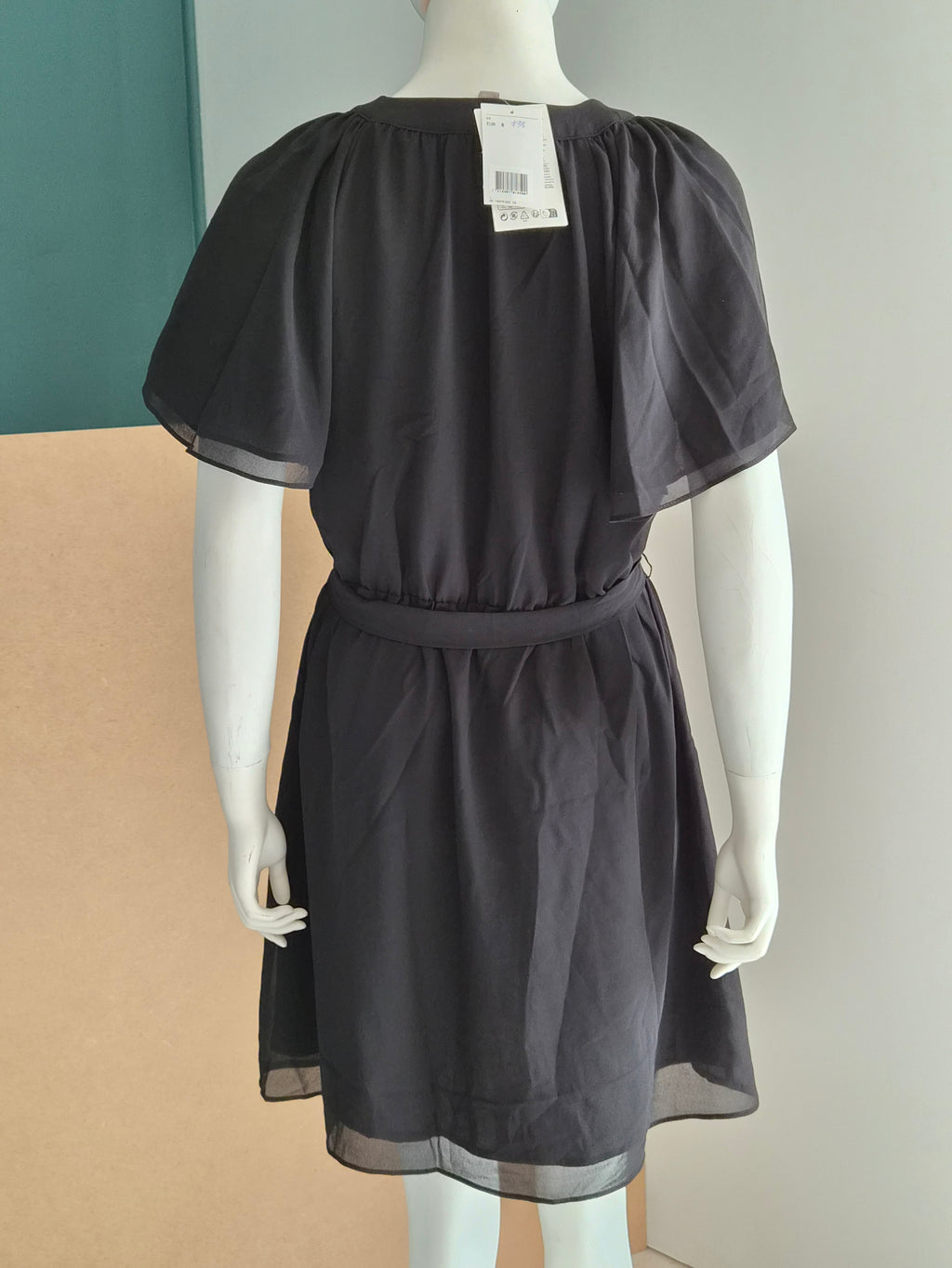 Robe H&M noire mousseline - vue de dos avec étiquette neuve