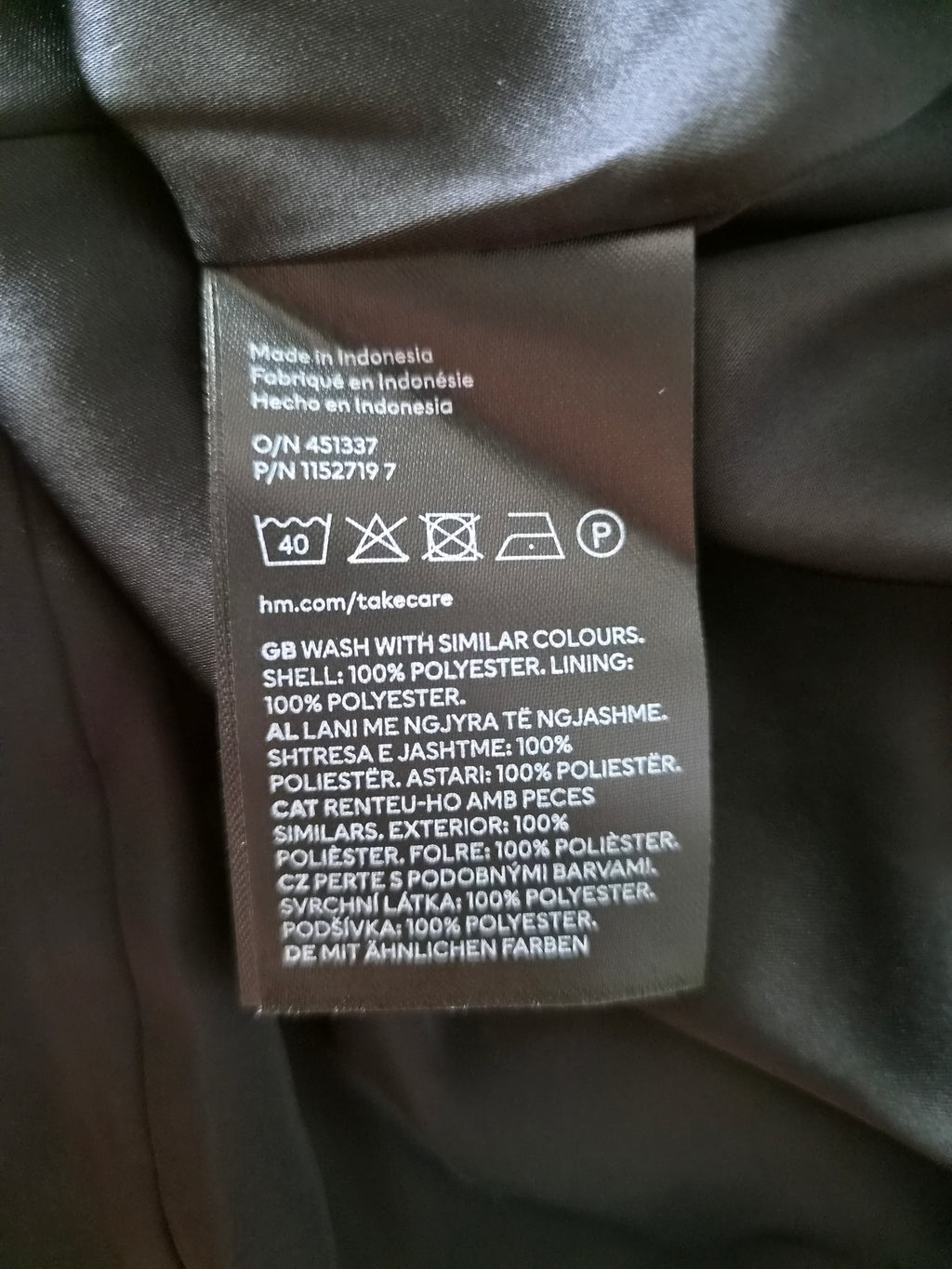 Robe H&M - étiquette composition 100% polyester, doublure 100% polyester, Made in Indonesia