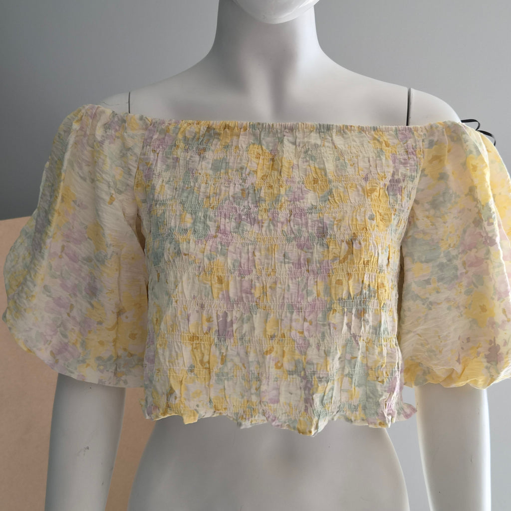 Crop top H&M off-shoulder smocké floral pastel - vue de face sur mannequin