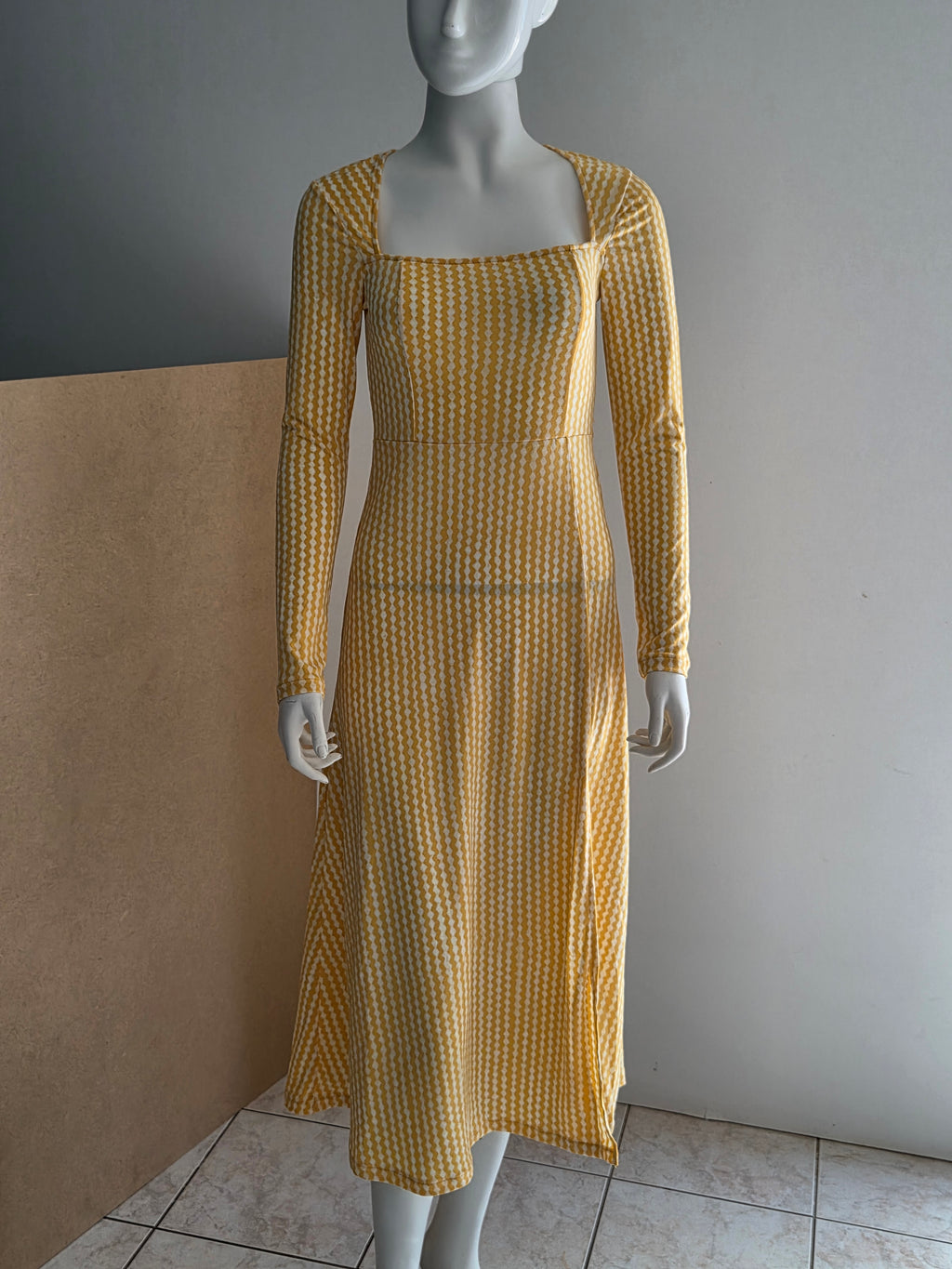 Robe midi H&M jaune moutarde imprimé géométrique - vue de face sur mannequin