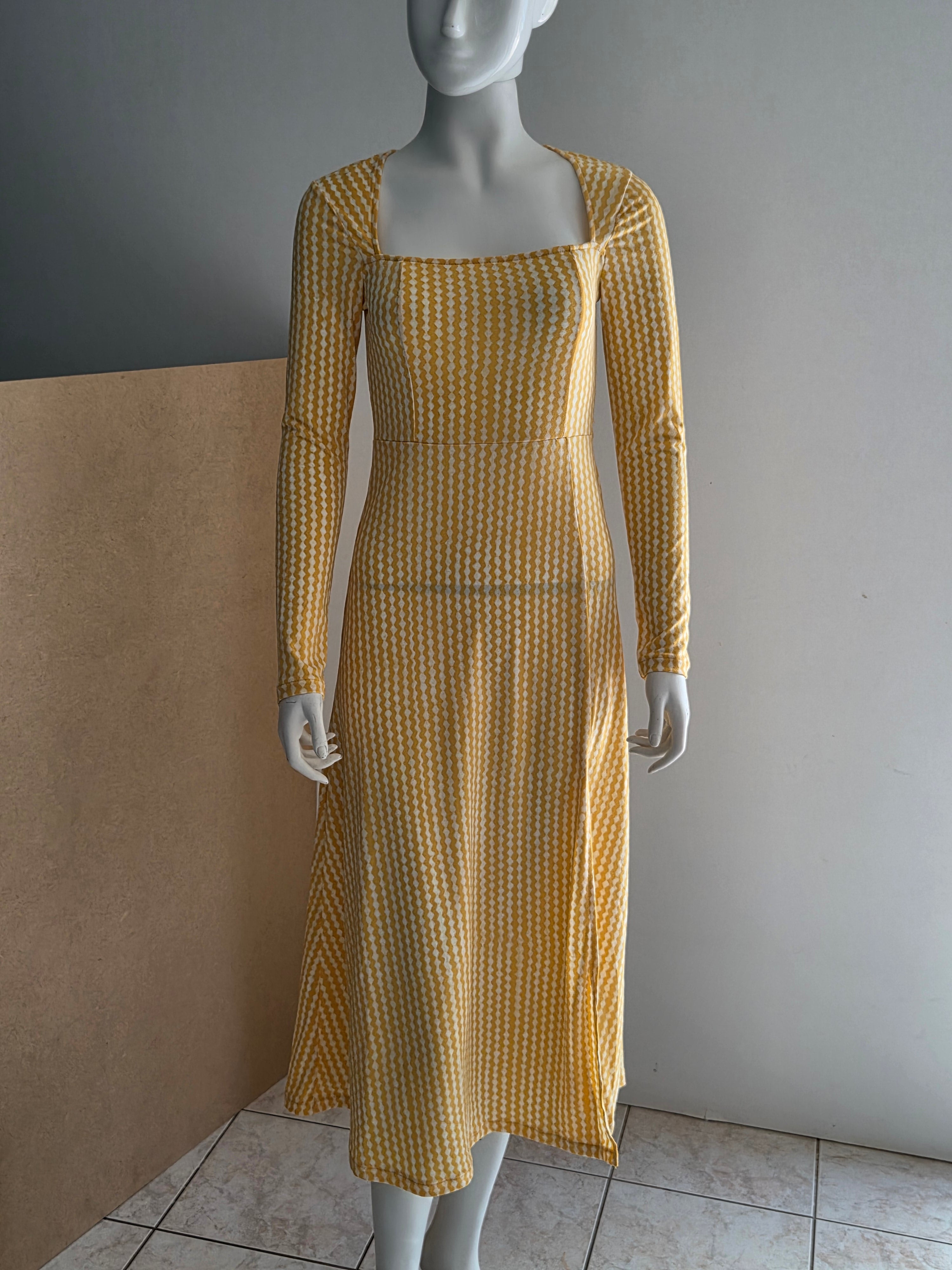 Robe midi H&M jaune moutarde imprimé géométrique - vue de face sur mannequin