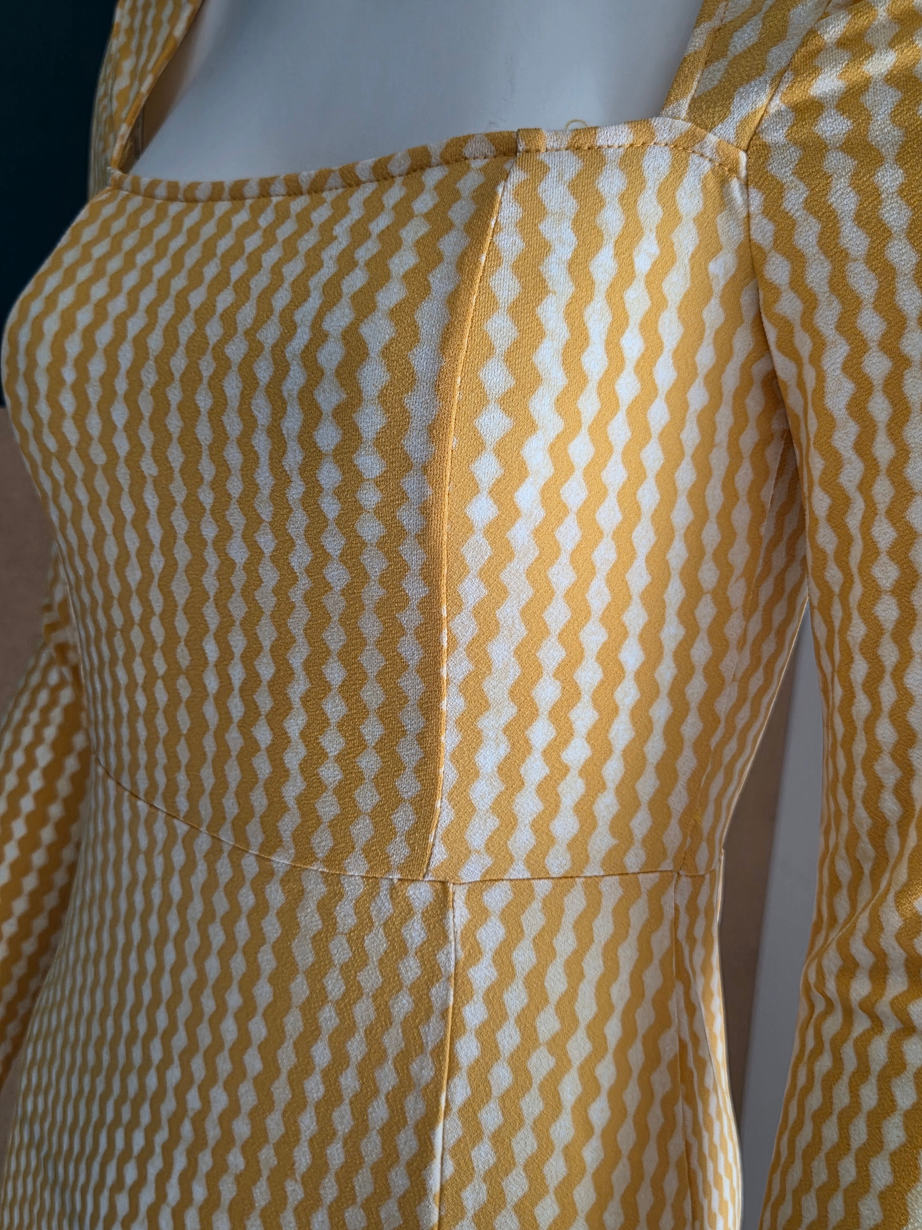 Robe H&M - détail tissu imprimé géométrique ondulé et col carré