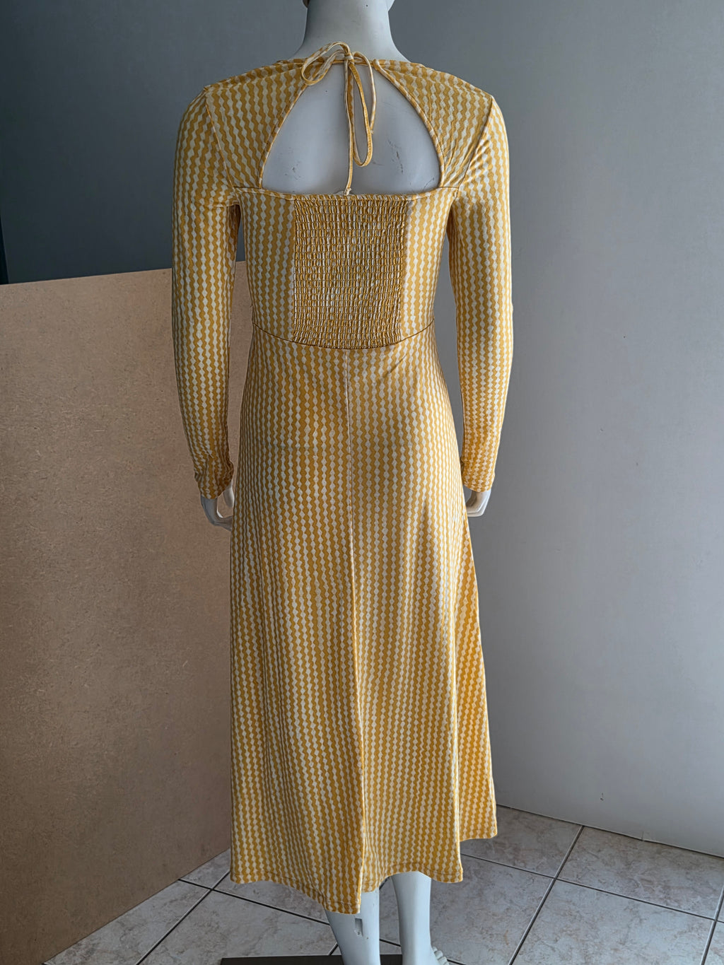 Robe H&M jaune moutarde - vue de dos avec smockage et lien noué