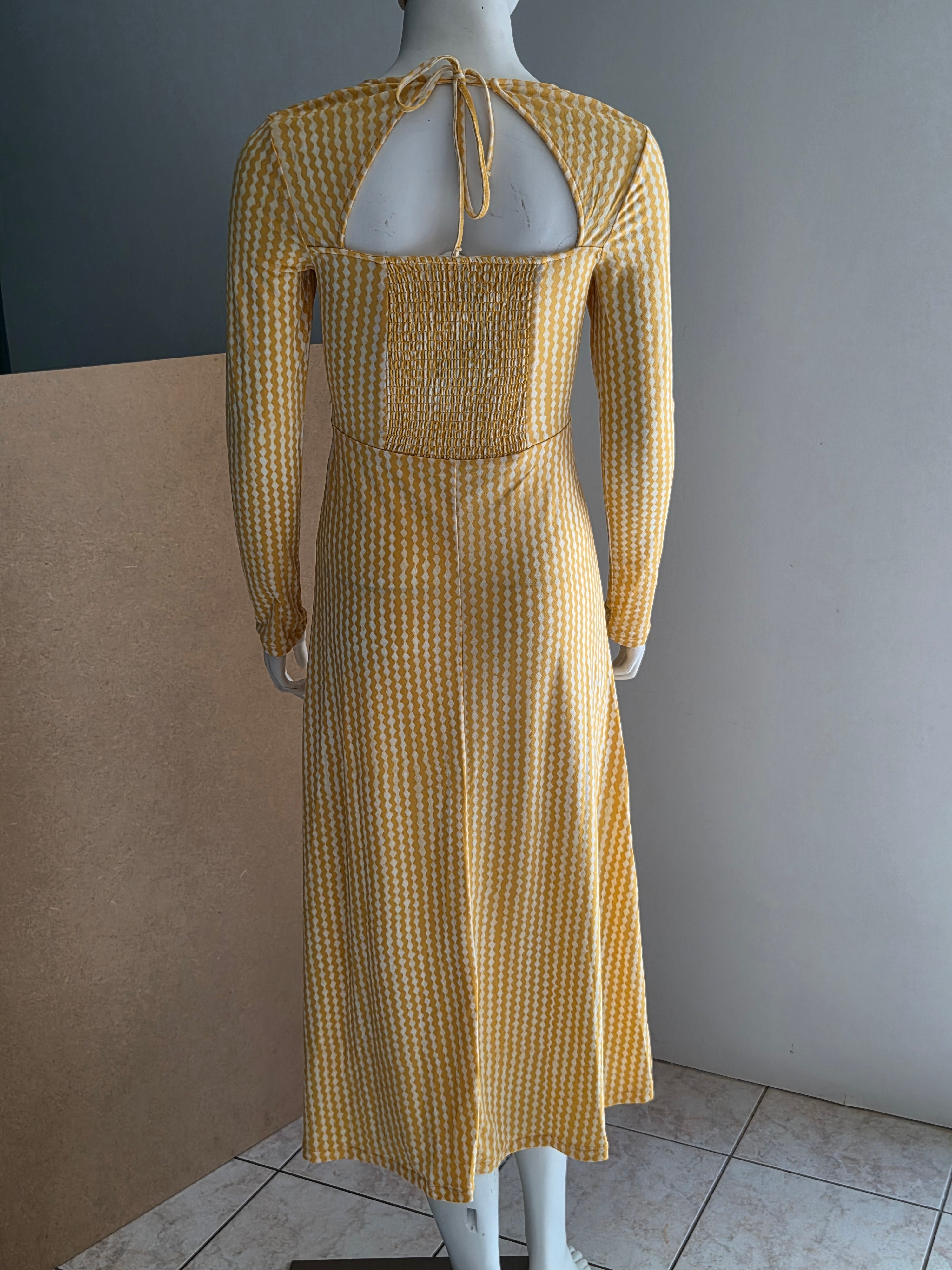 Robe H&M jaune moutarde - vue de dos avec smockage et lien noué