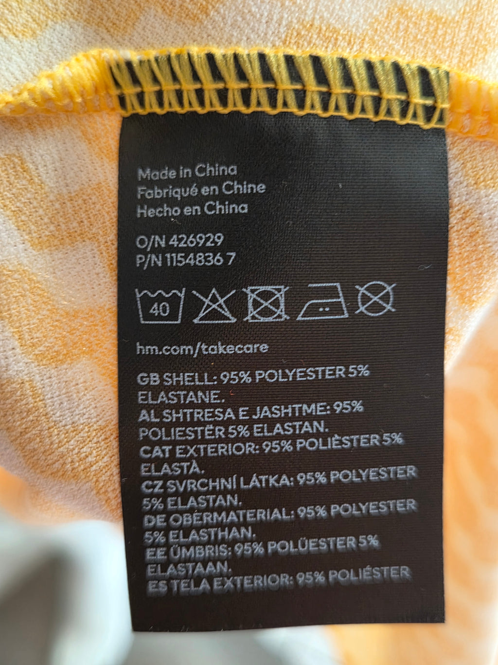 Robe H&M - étiquette composition 95% polyester 5% élasthane, Made in China
