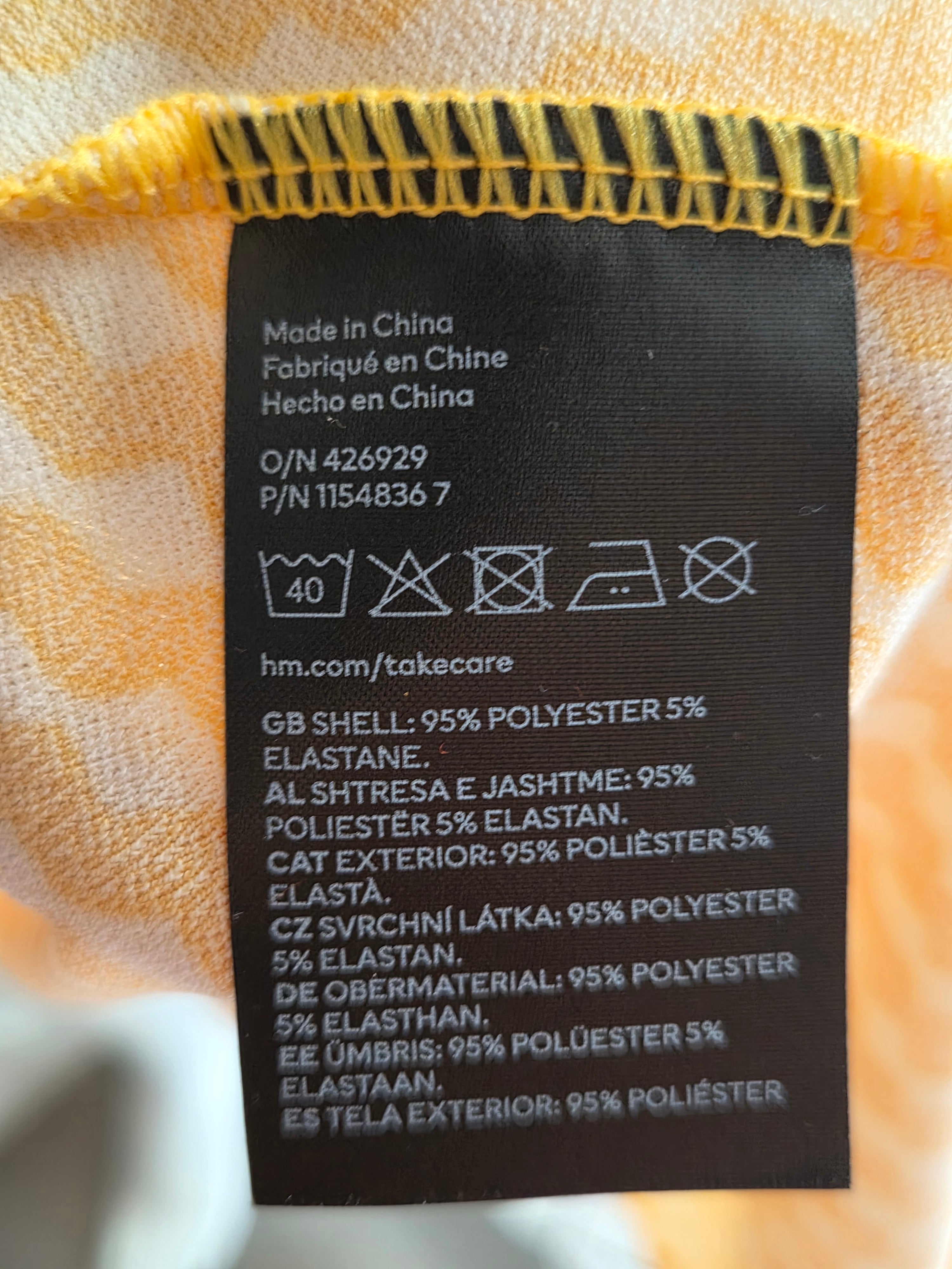 Robe H&M - étiquette composition 95% polyester 5% élasthane, Made in China