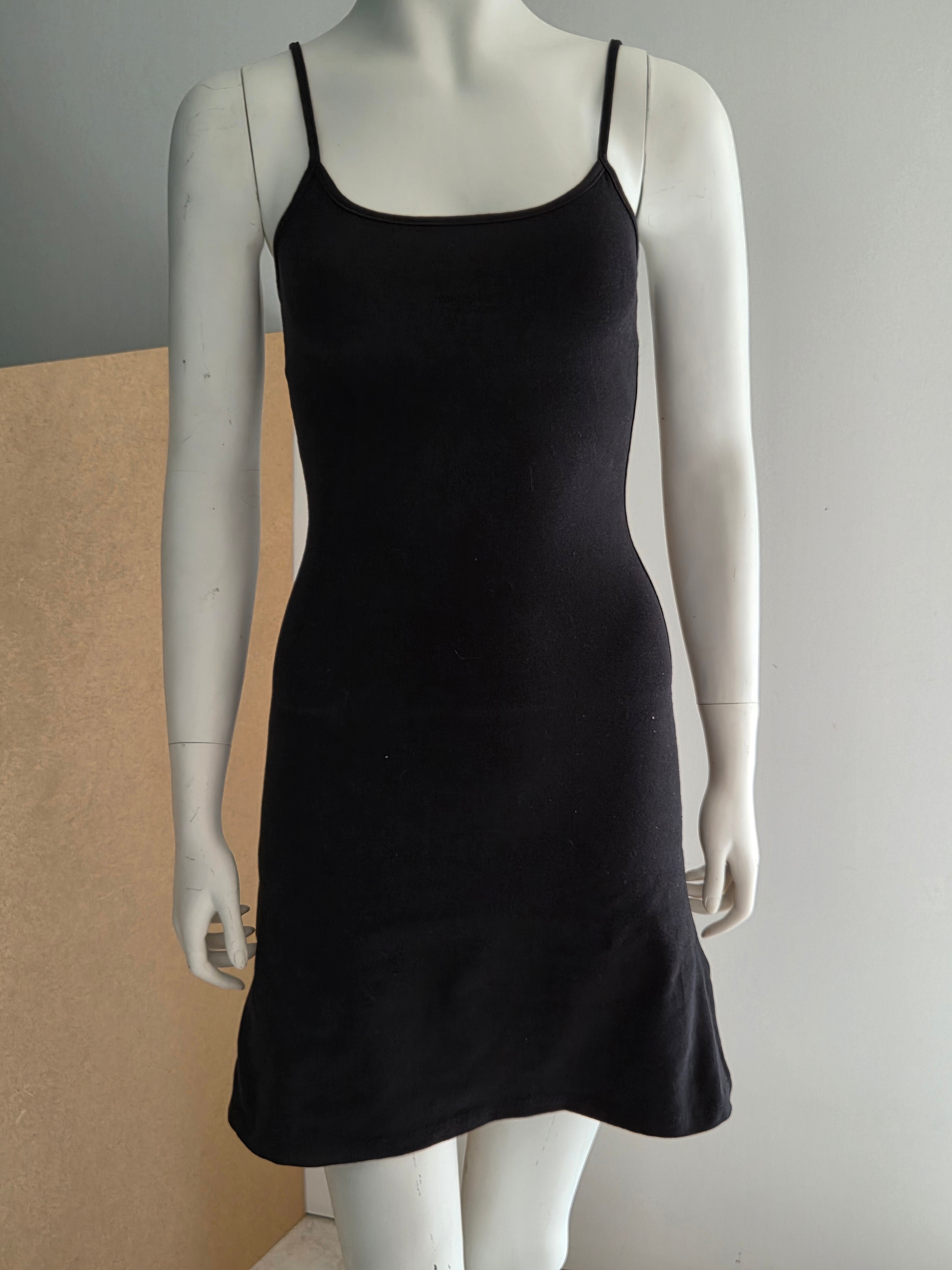 Robe H&M DIVIDED noire bretelles fines - vue de face sur mannequin