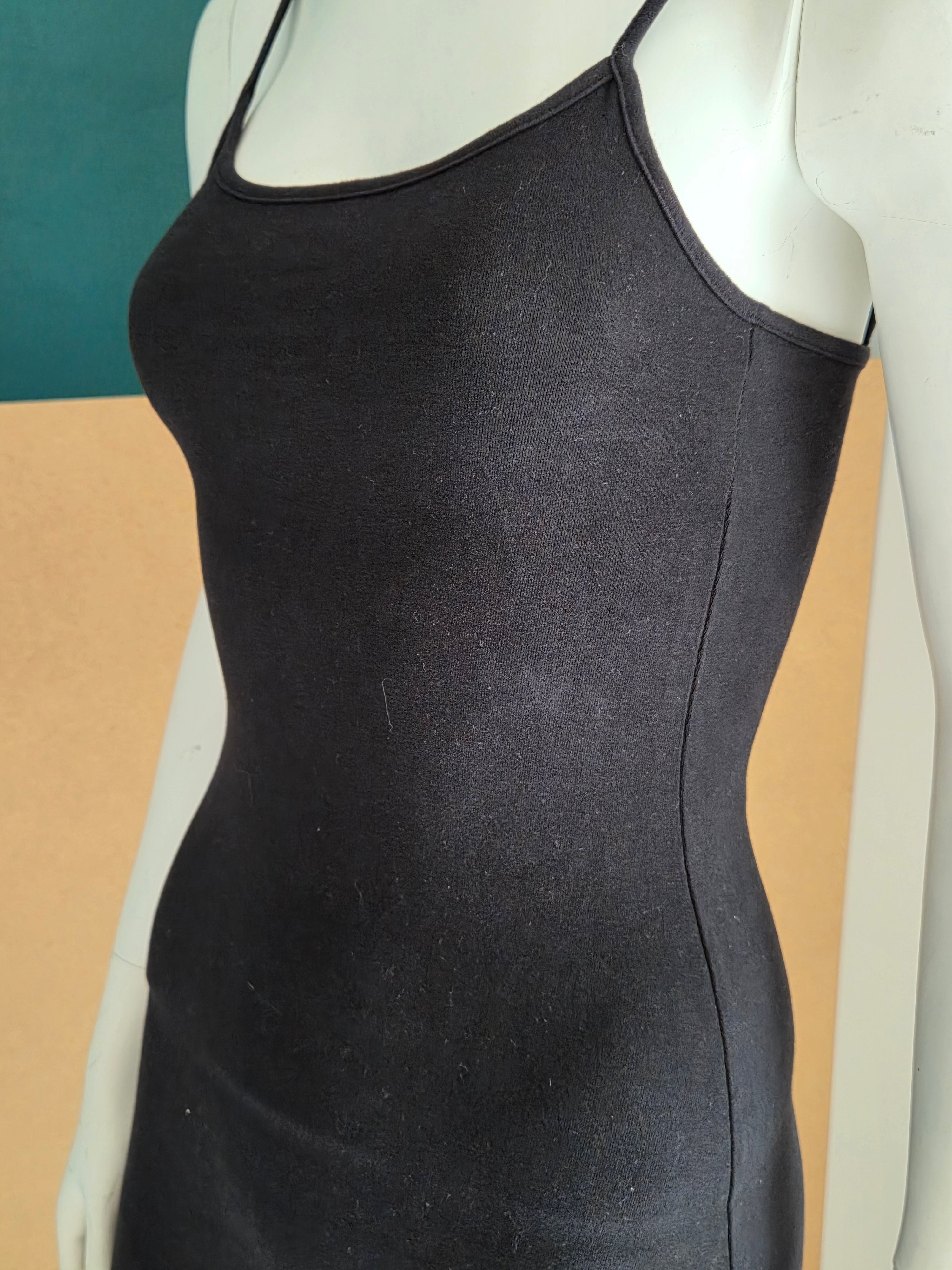 Robe H&M DIVIDED - détail tissu stretch et coutures latérales