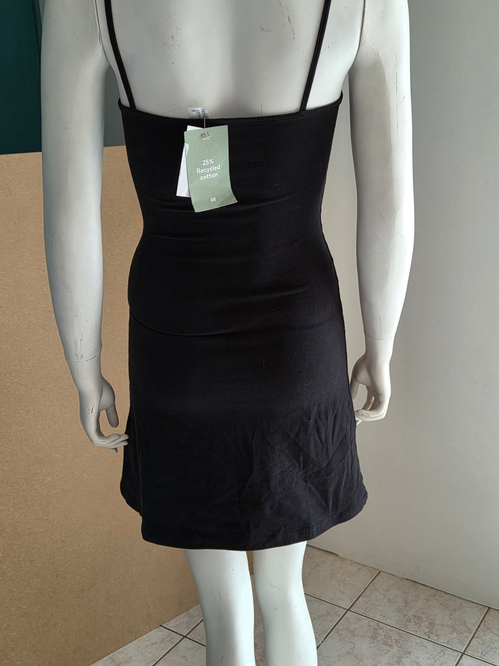 Robe H&M DIVIDED noire - vue de dos avec étiquette neuve