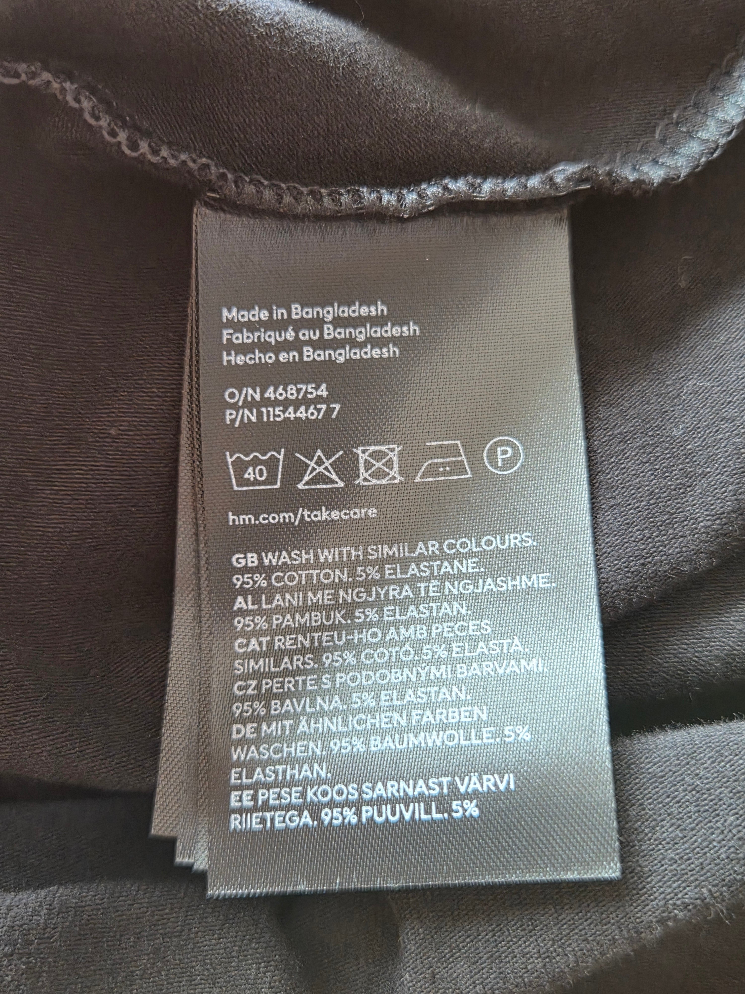 Robe H&M DIVIDED - étiquette composition 95% coton 5% élasthane, Made in Bangladesh