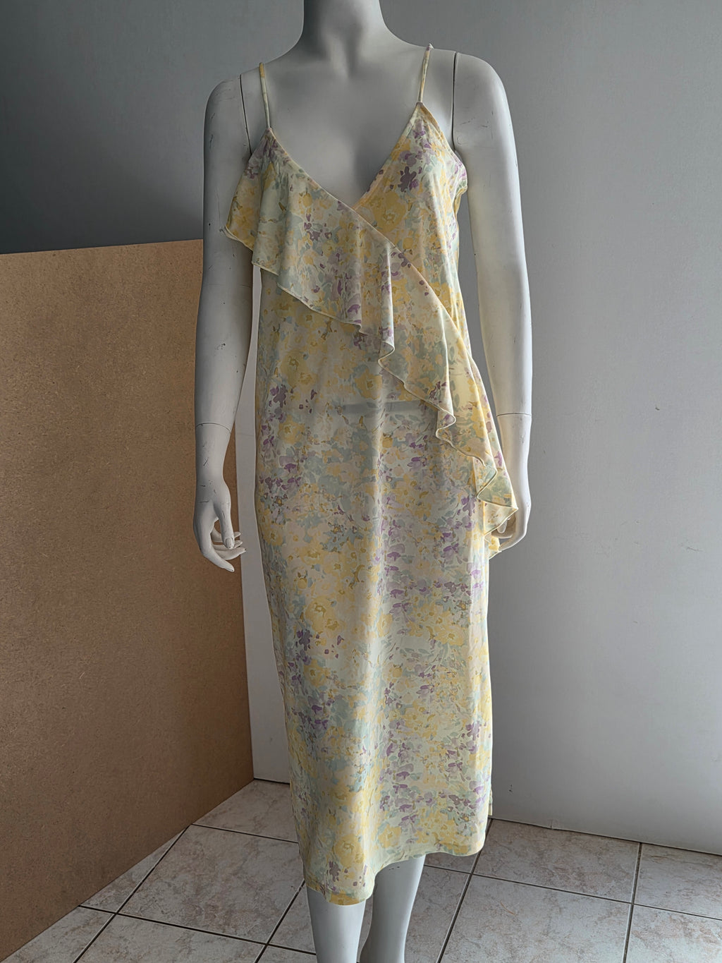 Robe longue H&M slip dress florale jaune - vue de face sur mannequin