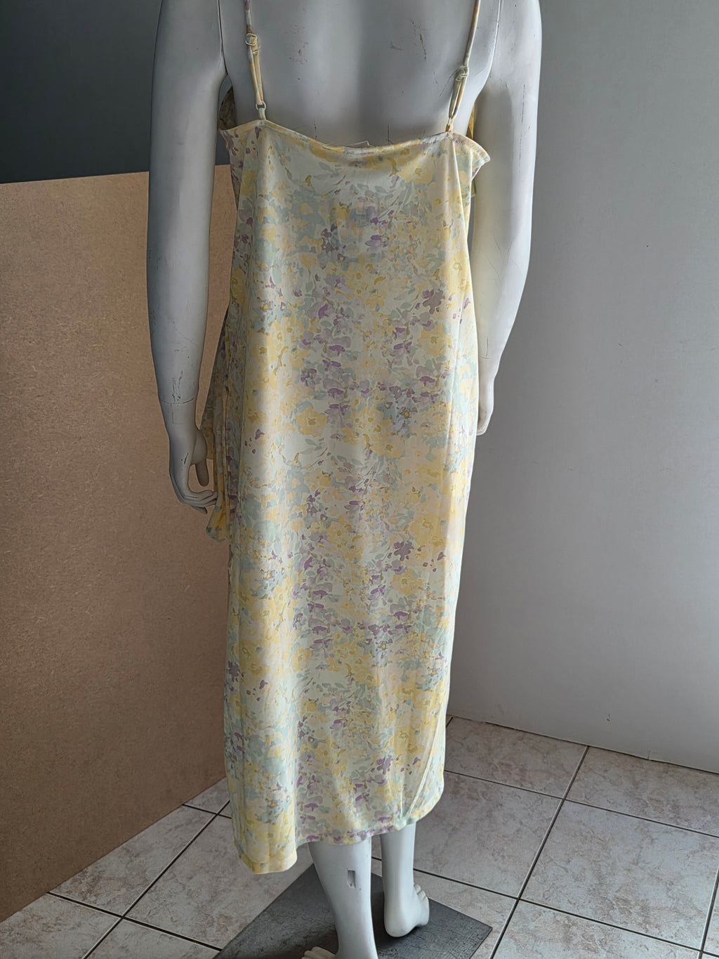 Robe H&M slip dress florale - vue de dos sur mannequin