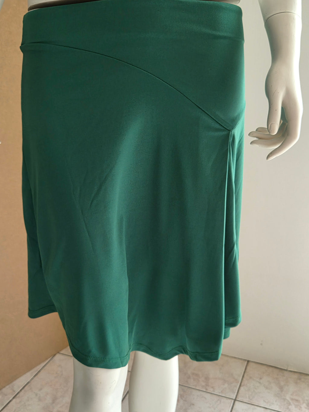 Jupe évasée H&M vert émeraude - vue de face sur mannequin