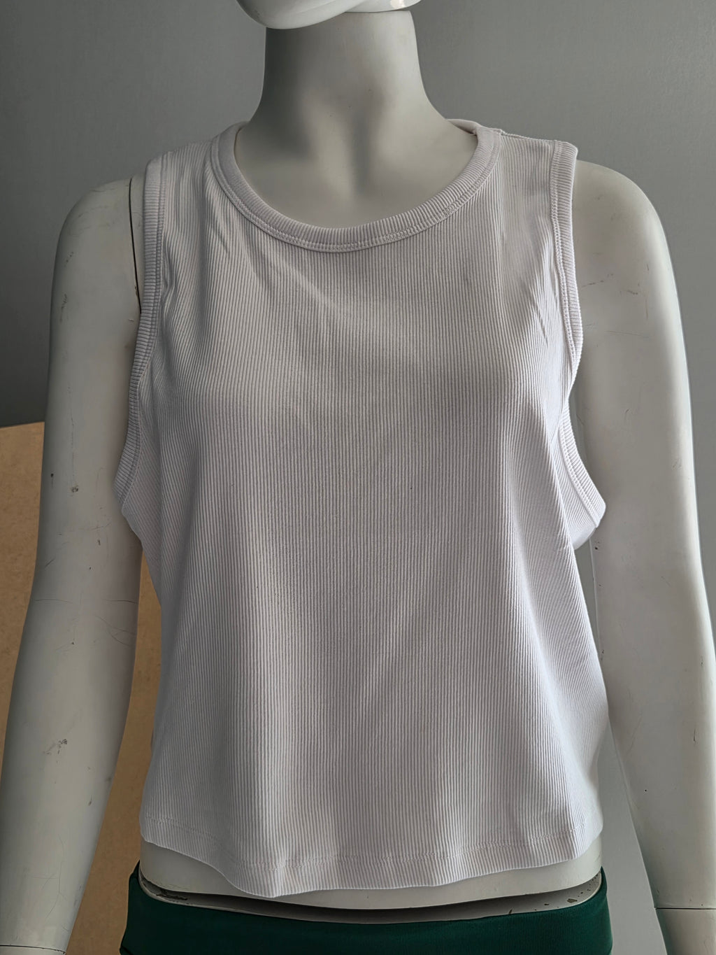 Crop top H&M côtelé blanc - vue de face sur mannequin
