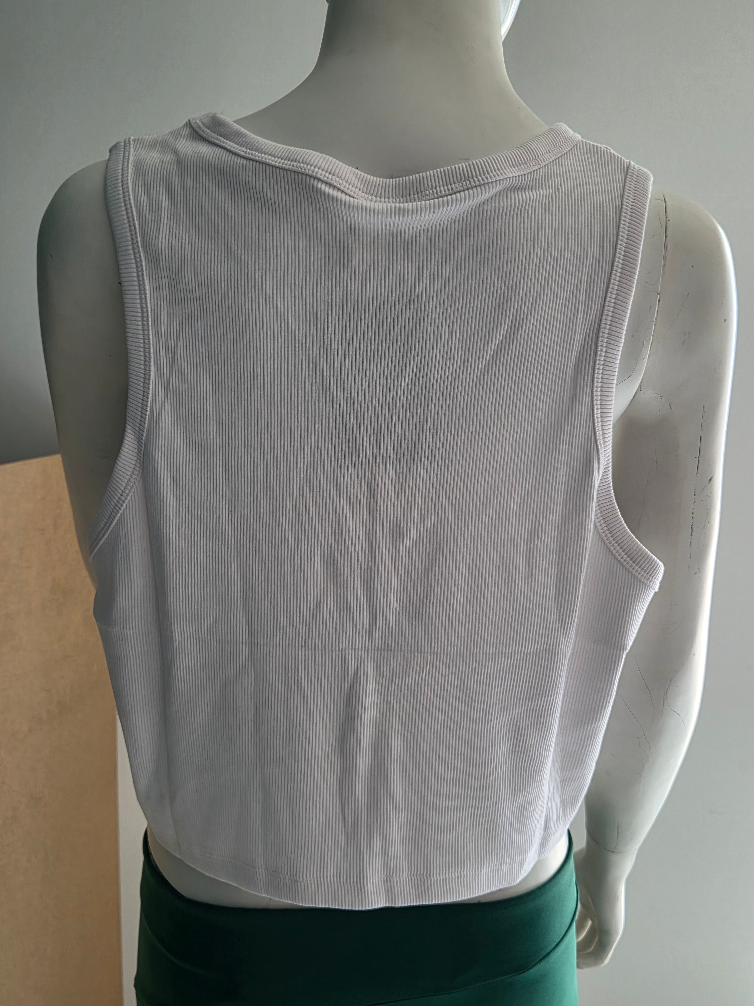 Crop top H&M côtelé blanc - vue de dos sur mannequin