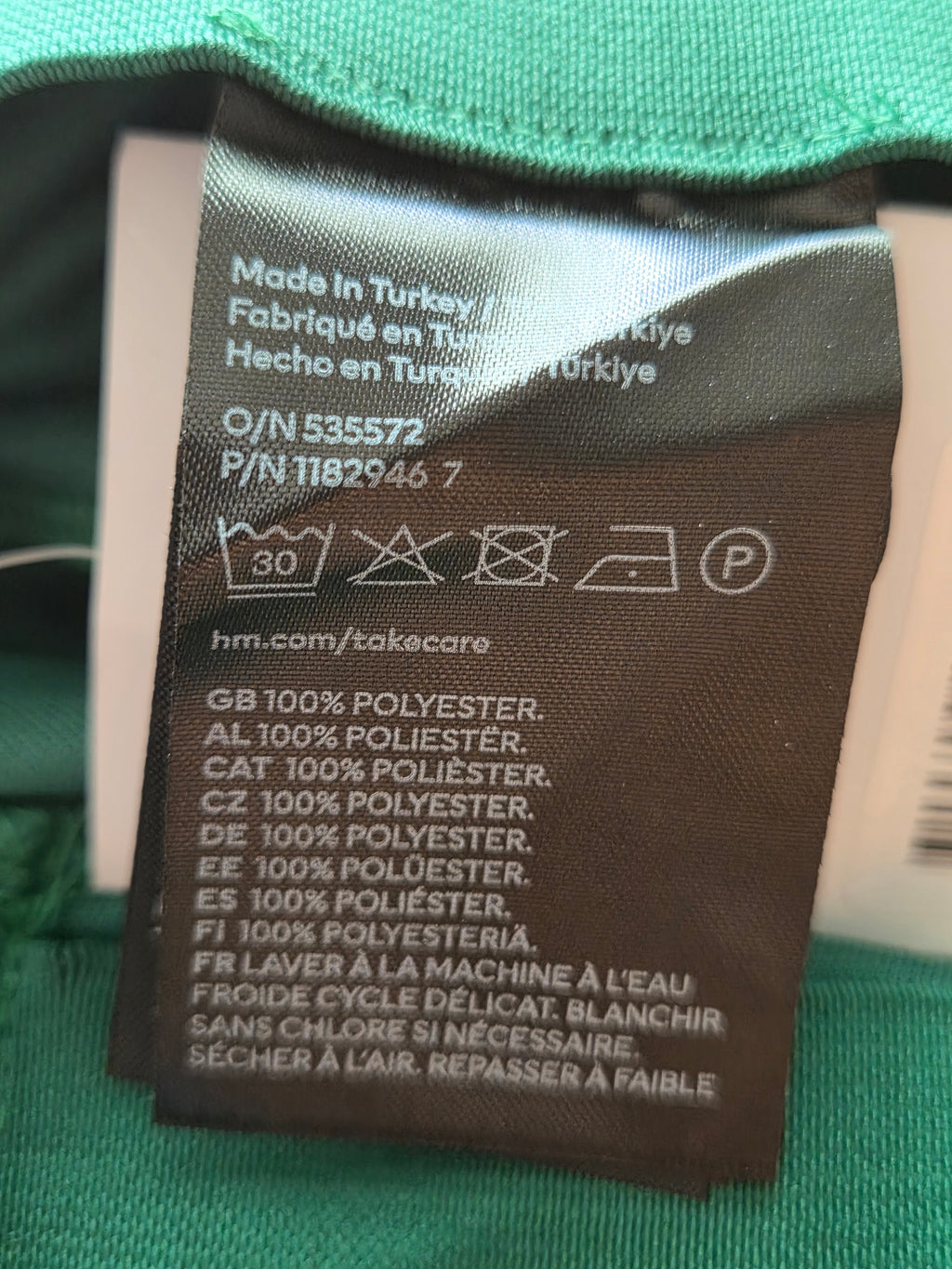 Jupe H&M - étiquette composition 100% polyester, Made in Turkey
