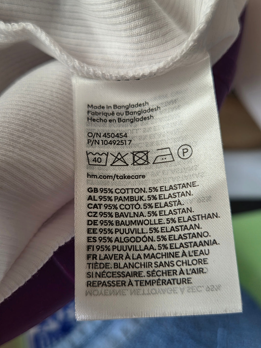 Crop top H&M - étiquette composition 95% coton 5% élasthane, Made in Bangladesh