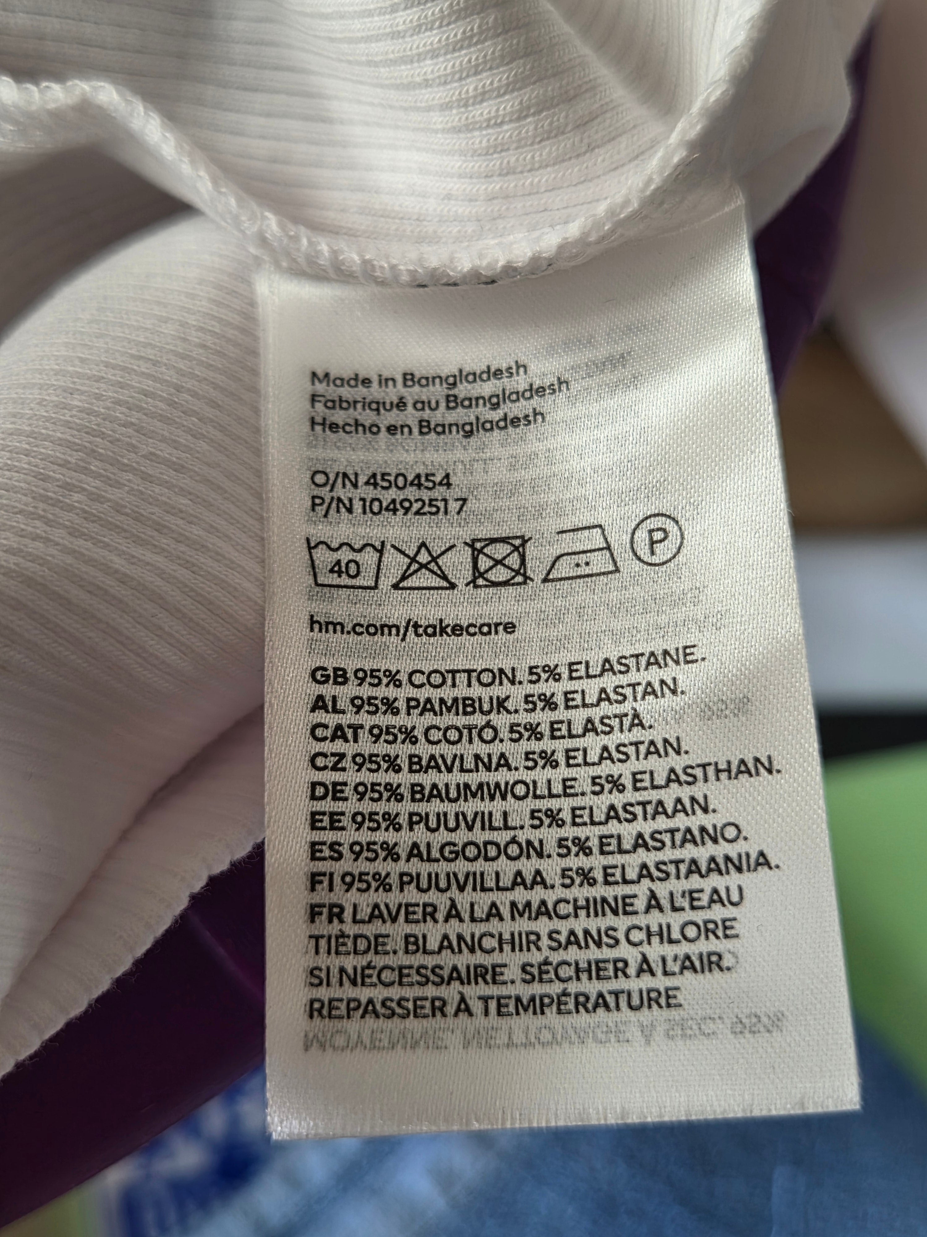 Crop top H&M - étiquette composition 95% coton 5% élasthane, Made in Bangladesh