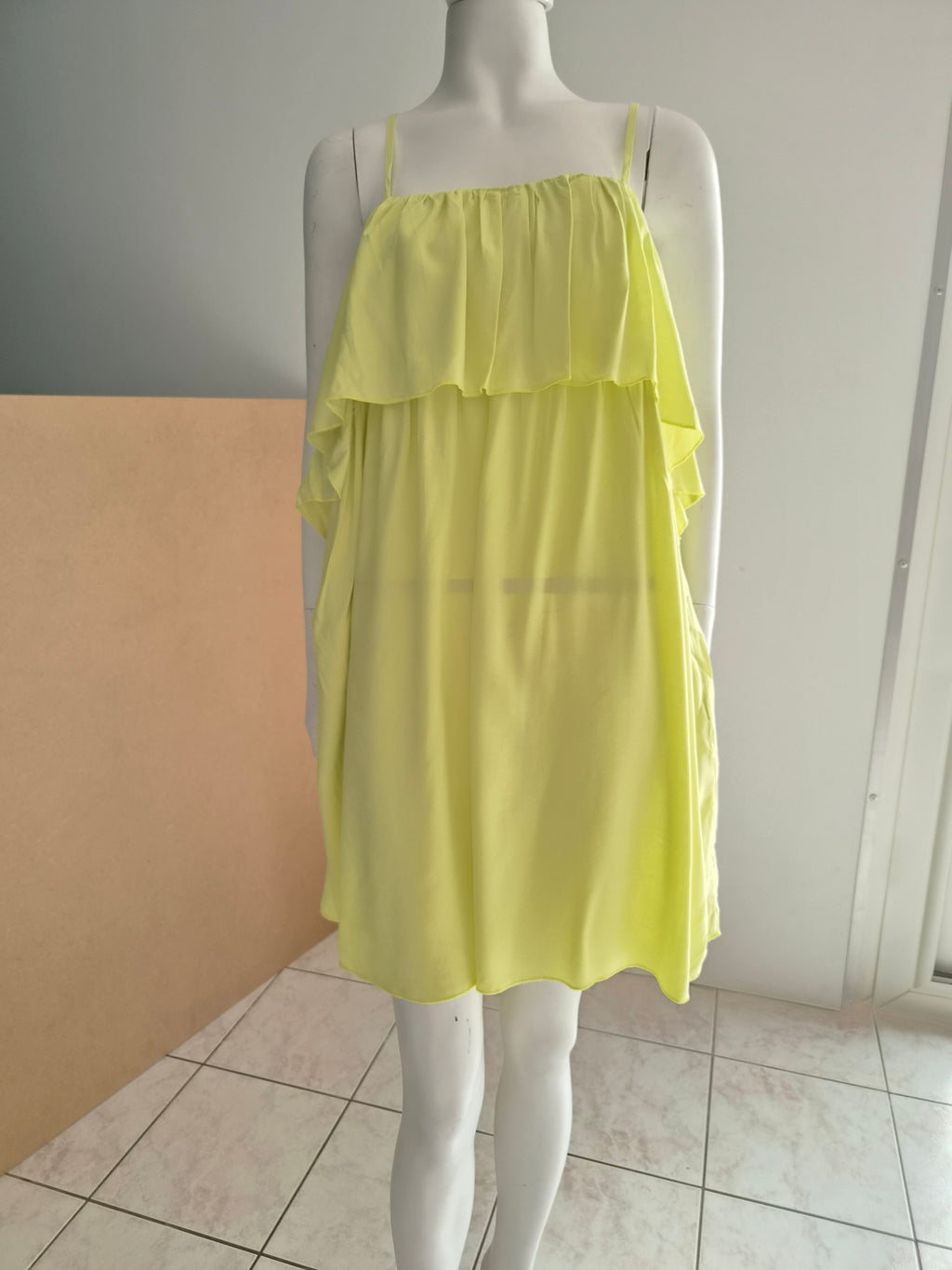 Robe H&M MAMA - vue de face complète avec double volant