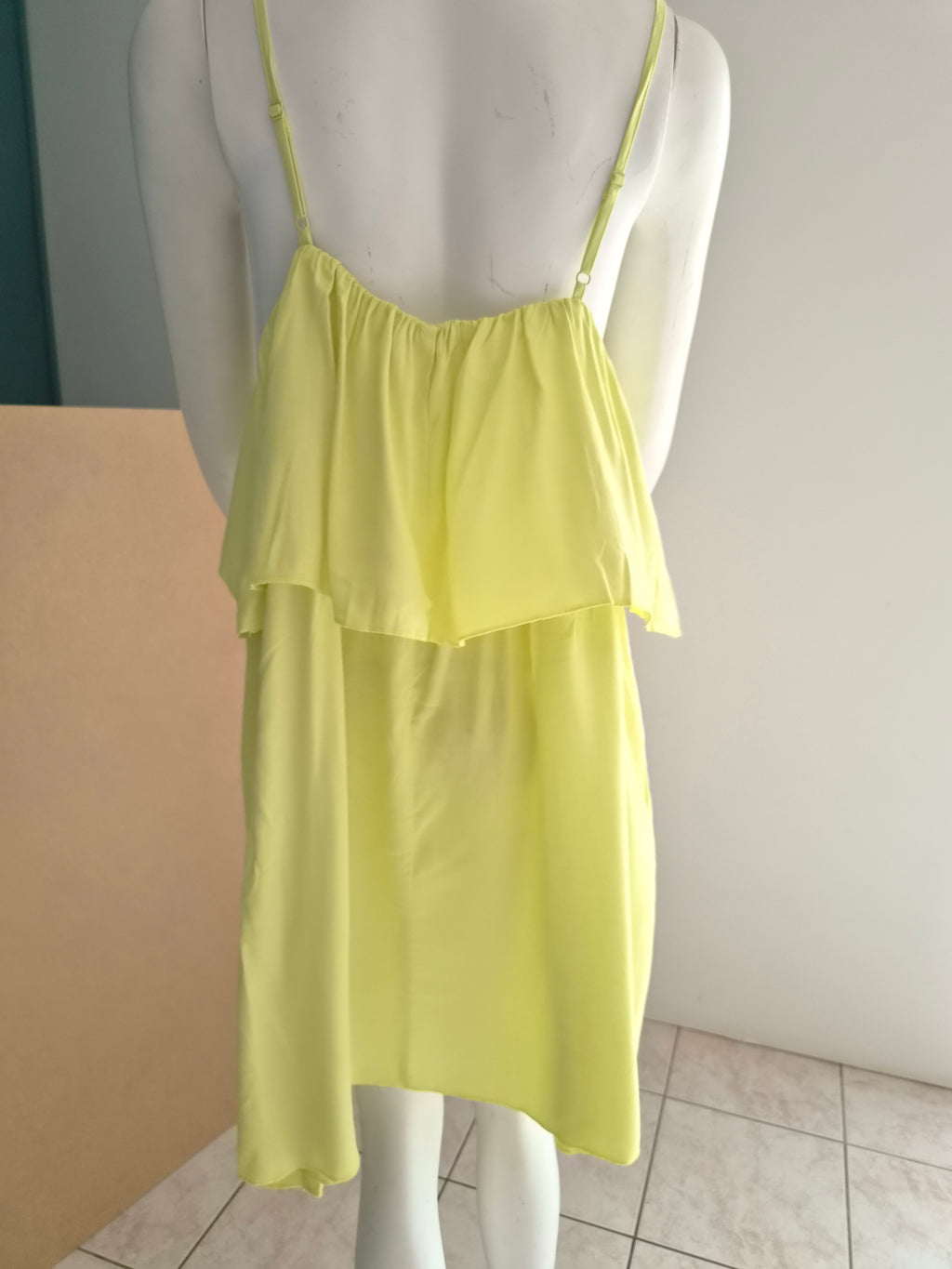 Robe H&M MAMA jaune - vue de dos avec bretelles réglables et fronces