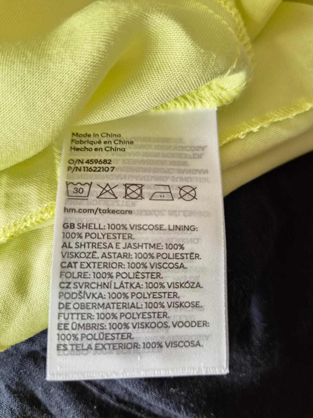 Robe H&M MAMA - étiquette composition 100% viscose, doublure 100% polyester, Made in China