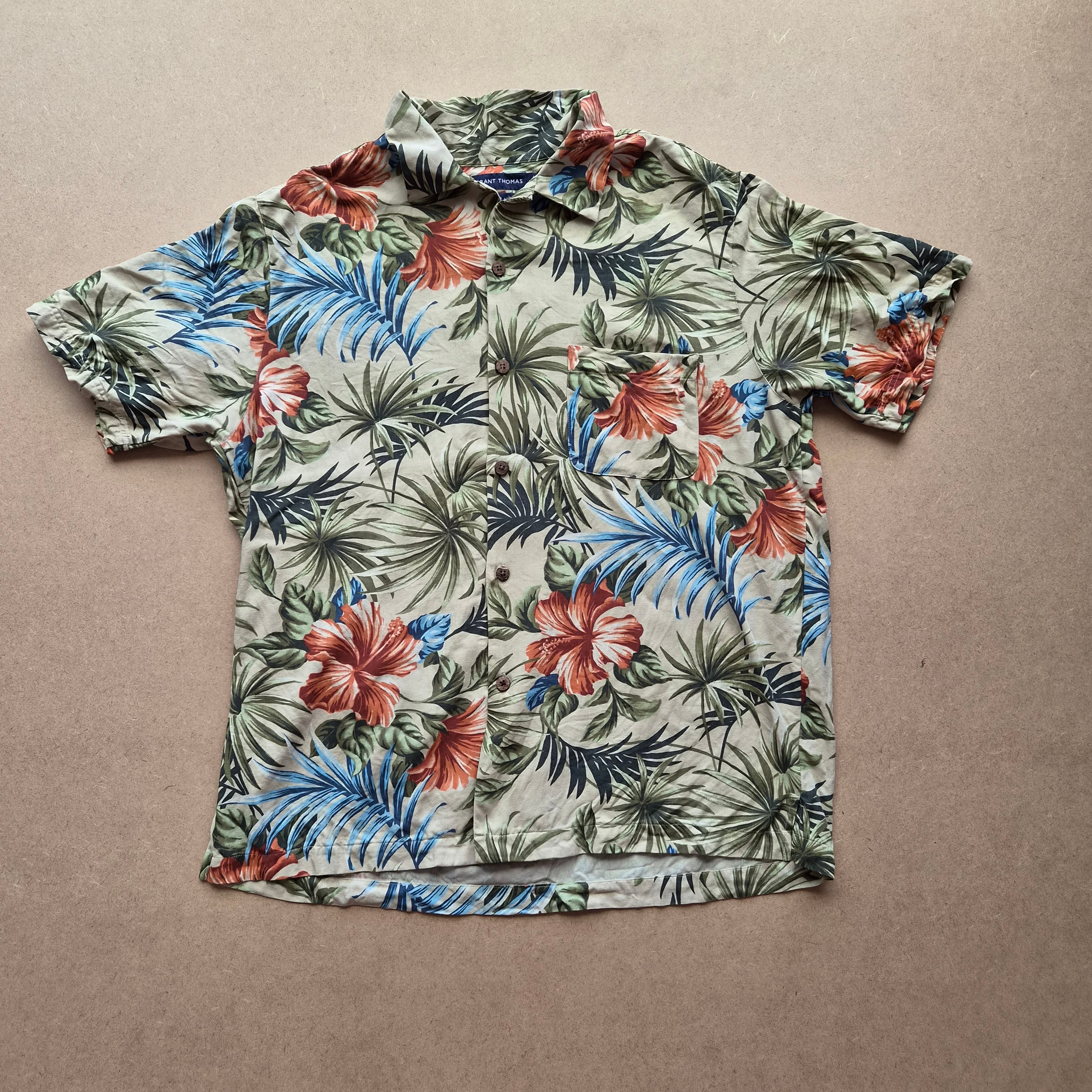 Chemise hawaïenne vintage Grant Thomas - hibiscus rouge et feuilles tropicales sur fond beige - 100% soie - taille L