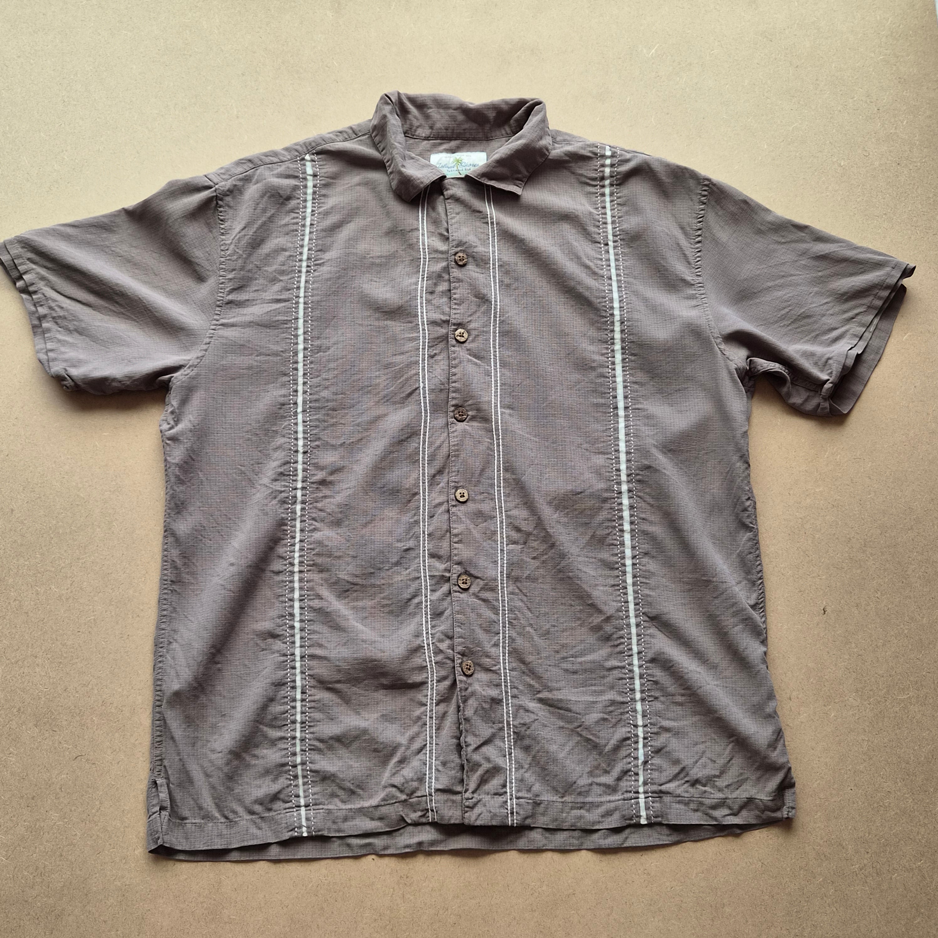 Chemise hawaïenne vintage Island Shores - bandes brodées blanches sur fond taupe - 100% soie - taille XL